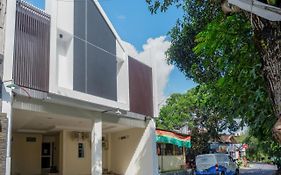 Reddoorz Near Ambarrukmo Plaza Mall